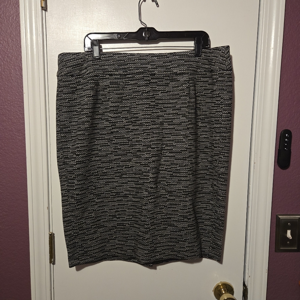 Lane Bryant Size 16 Black White Skirt Stretchy Pencil Straight